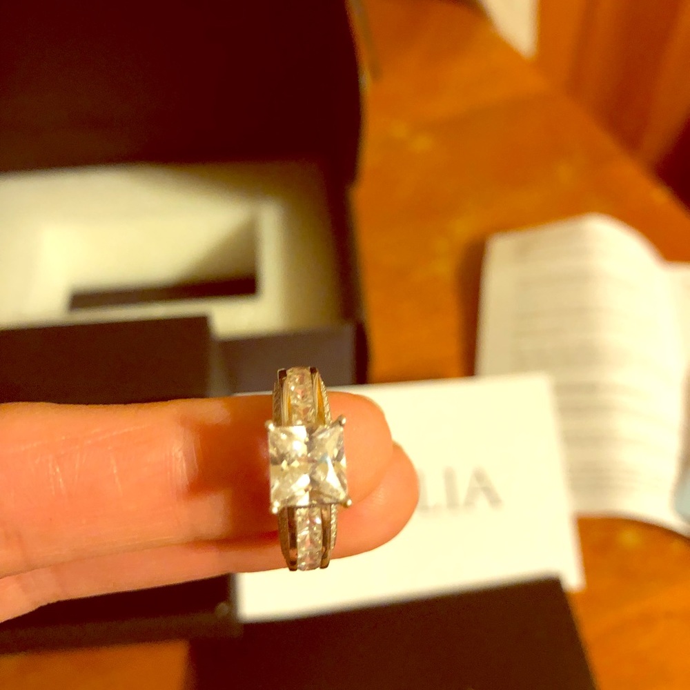 GORGEOUS!! Jeulia white sapphire ring